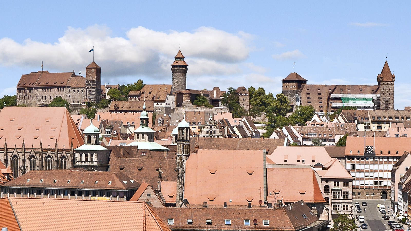Blick auf die Nürnberger Kaiserburg und die Dächer der Altstadt
